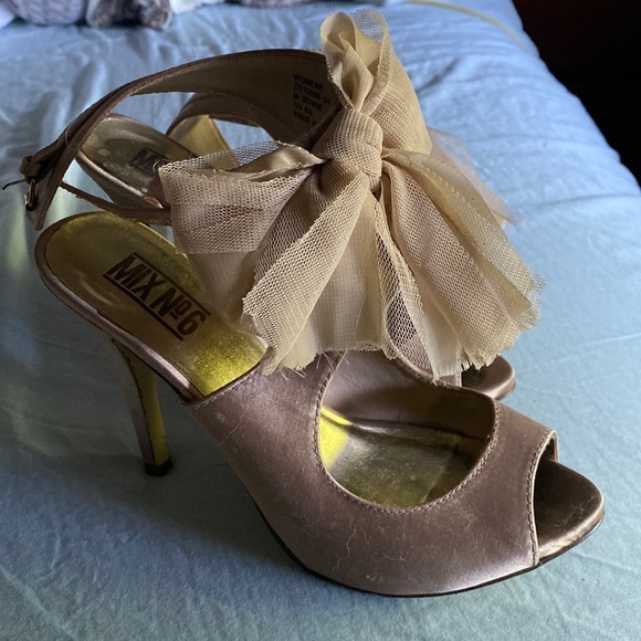 Bow Heels - Picture 1 of 6